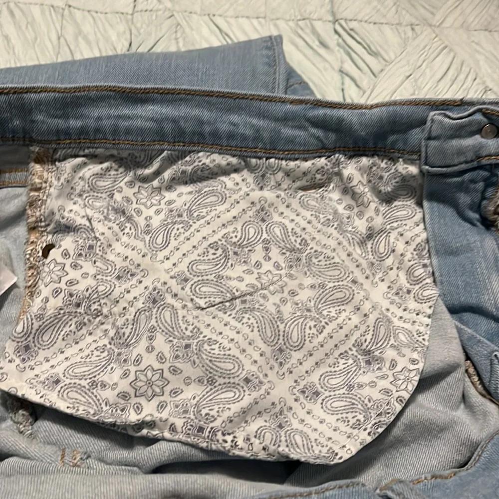 Light Wash Straight Leg Jeans w/ Destruction - Picture 9 of 9